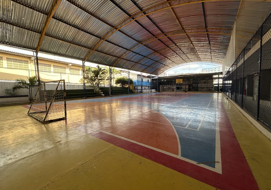 Quadra poliesportiva coberta do Colégio Anglo Lauro, com traves de futsal